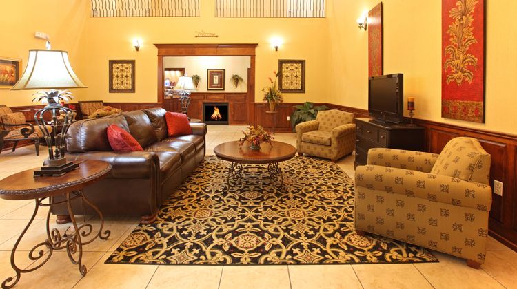 Holiday Inn Express & Suites Clarksville Lobby