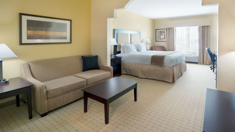 Holiday Inn Express & Suites Georgetown Suite