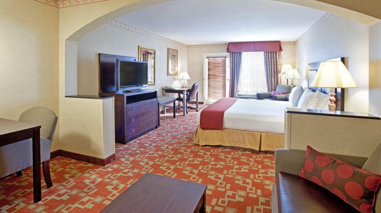 Holiday Inn Express & Suites Suite