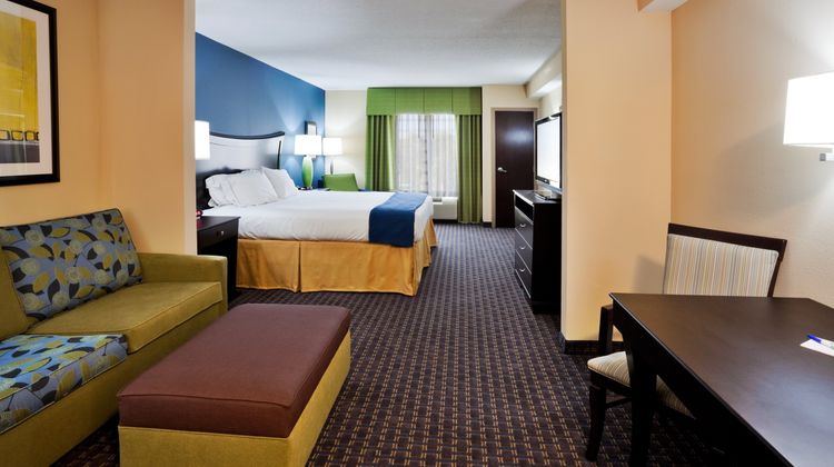 Holiday Inn Express Hotel & Suites Largo Suite
