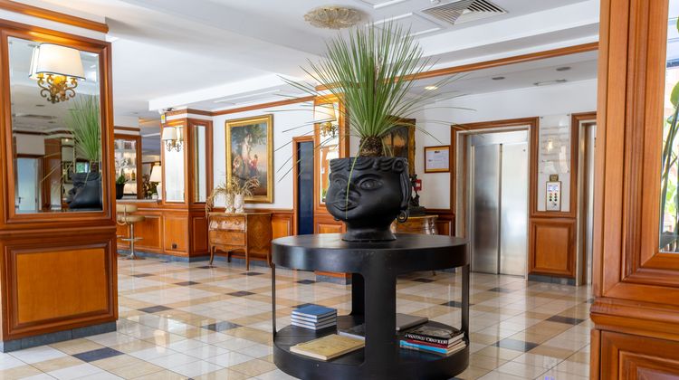 Grand Hotel Tiberio Lobby