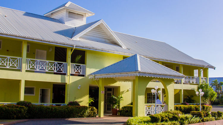Bay Gardens Inn Exterior