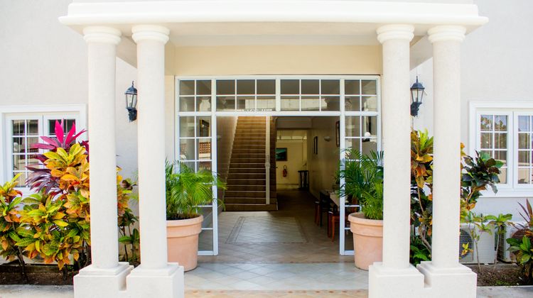 Bay Gardens Inn Exterior