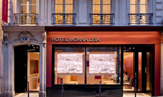 Monna Lisa Paris Exterior