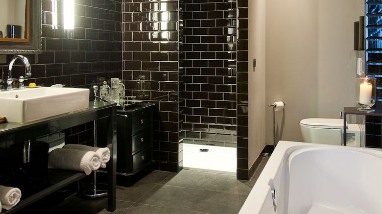 <b>Les Nuits Hotel Room</b>. Images powered by <a href="https://www.leonardoworldwide.com/" title="Leonardo Worldwide" target="_blank">Leonardo</a>.