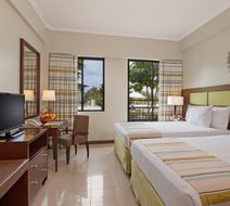 Holiday Inn Suites Batangas Limapark Room