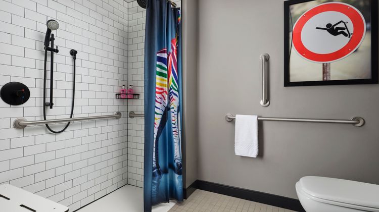 Moxy Chicago Downtown Room