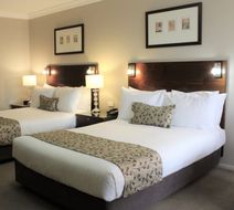 Carlyle Suites & Apartments Room