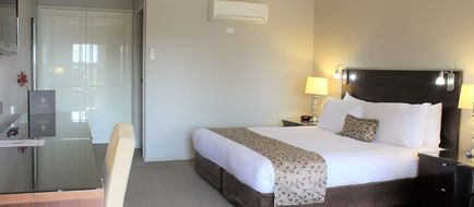 Carlyle Suites & Apartments Room