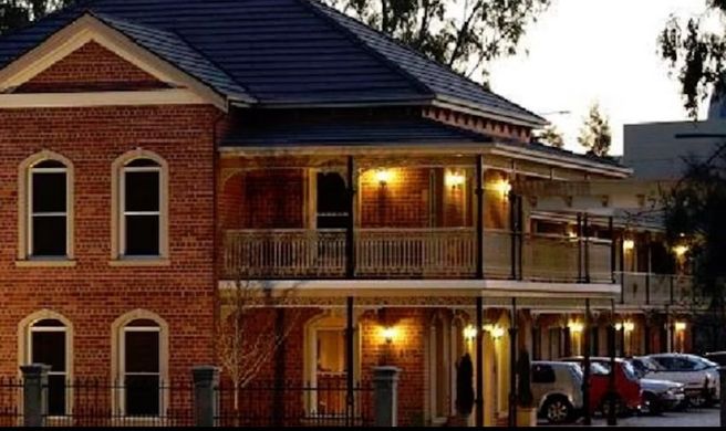 Carlyle Suites & Apartments Exterior