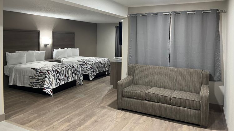Red Roof Inn & Suites Newport News Suite