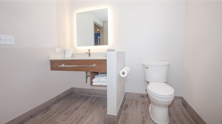 <b>Holiday Inn Express & Suites Beachfront Room</b>. Images powered by <a href="https://www.leonardoworldwide.com/" title="Leonardo Worldwide" target="_blank">Leonardo</a>.