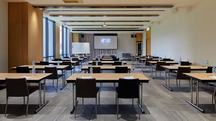 Holiday Inn Express Chiayi Meeting