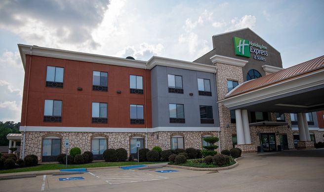 Holiday Inn Express Hotel & Suites Exterior