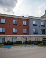 Holiday Inn Express Hotel & Suites