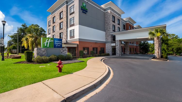 Holiday Inn Express & Suites Lexington Exterior