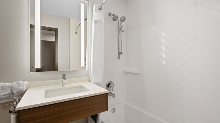 Holiday Inn & Stes ABQ Arpt-Univ Area Room