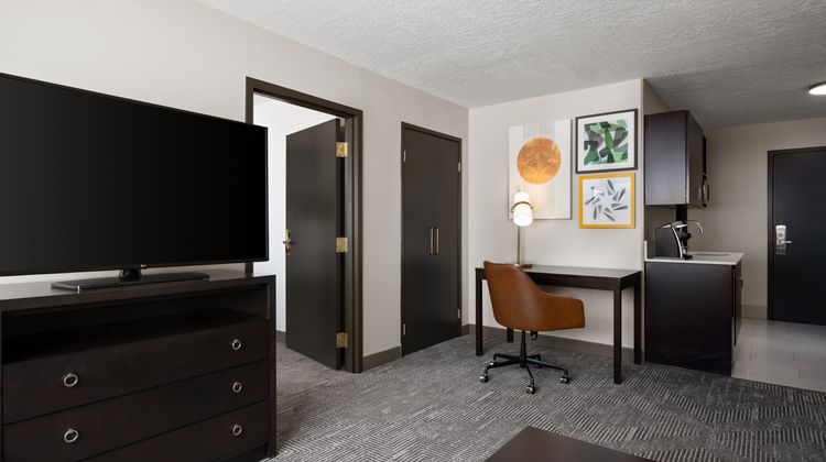 Holiday Inn & Stes ABQ Arpt-Univ Area Suite