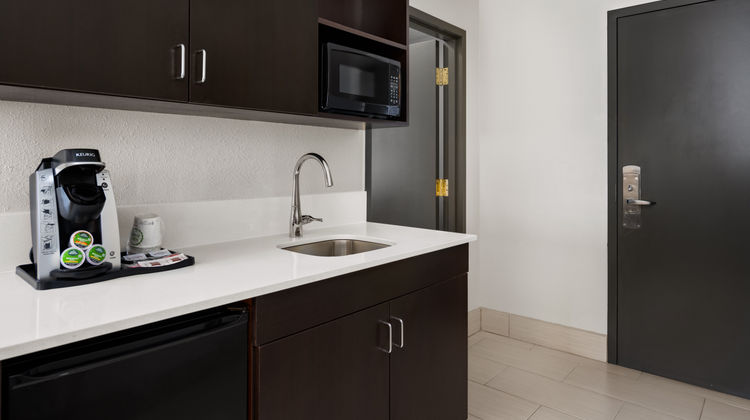 Holiday Inn & Stes ABQ Arpt-Univ Area Suite