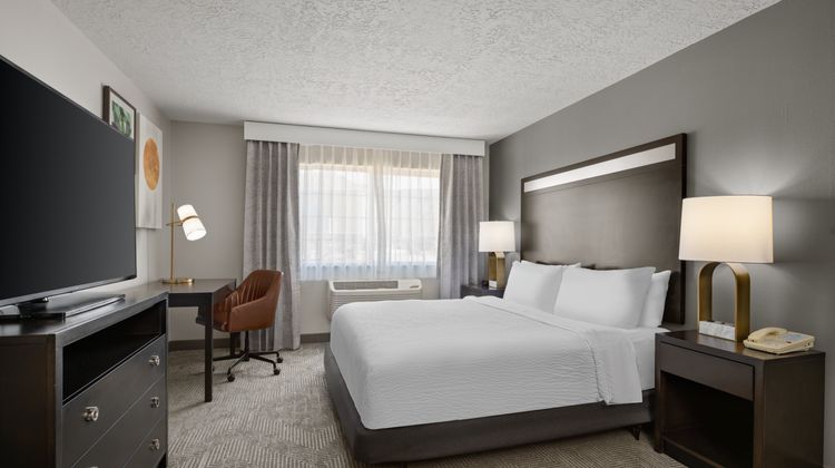 Holiday Inn & Stes ABQ Arpt-Univ Area Room