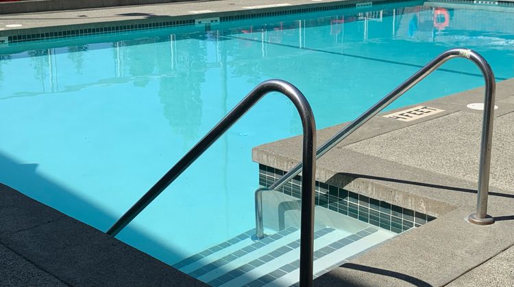 Holiday Inn Victoria-Elk Lake Pool