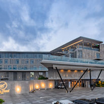 Alisa Hotel Tema