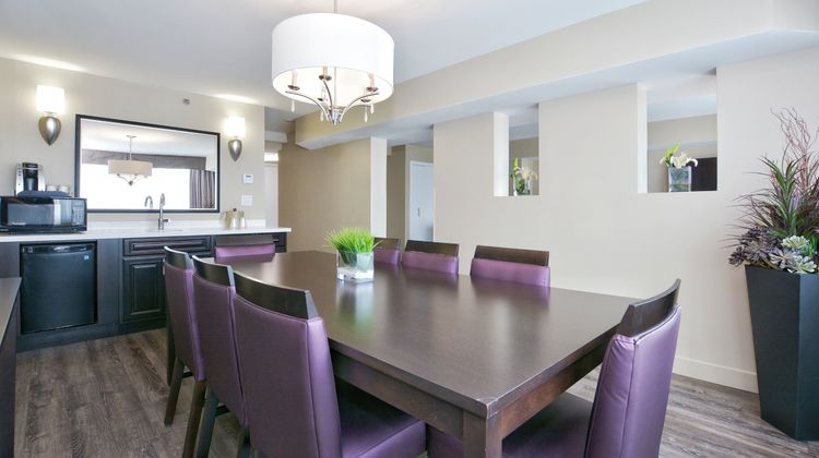 Holiday Inn Toronto Intl Airport Suite