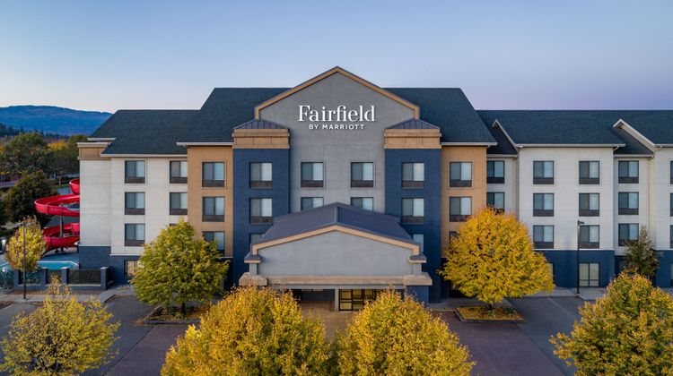 Fairfield Inn & Suites Kelowna Exterior