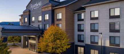 Fairfield Inn & Suites Kelowna Exterior