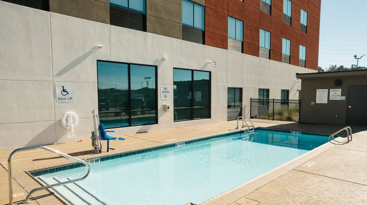 Holiday Inn Express & Suites Bessemer Pool