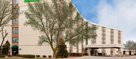 Holiday Inn & Suites Exterior
