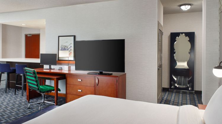 Courtyard by Marriott Crystal City Suite