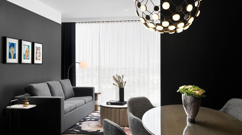 <b>Renaissance Milwaukee West Hotel Suite</b>. Images powered by <a href="https://www.leonardoworldwide.com/" title="Leonardo Worldwide" target="_blank">Leonardo</a>.