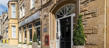 Premier Suites Plus Fountain Court Room