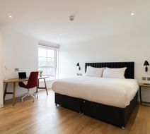 Premier Suites Plus Fountain Court Room