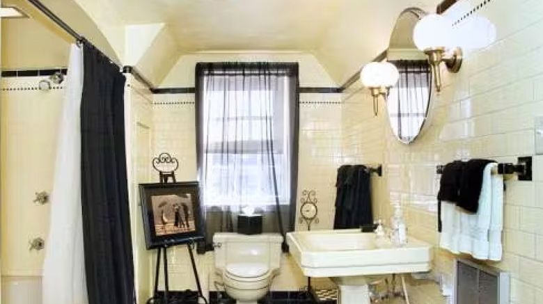 <b>Longacre B&B Room</b>. Images powered by <a href="https://www.leonardoworldwide.com/" title="Leonardo Worldwide" target="_blank">Leonardo</a>.