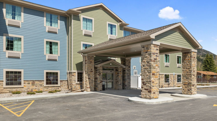 Cobblestone Hotel & Suites Exterior