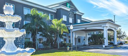 Holiday Inn Express Cocoa Exterior