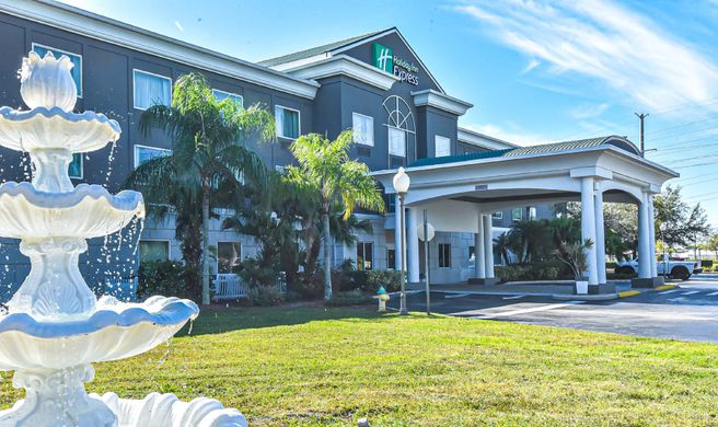 Holiday Inn Express Cocoa Exterior