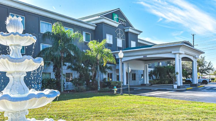 Holiday Inn Express Cocoa Exterior