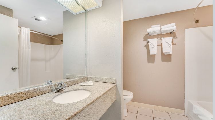 Red Carpet Inn & Suites Northeast Room