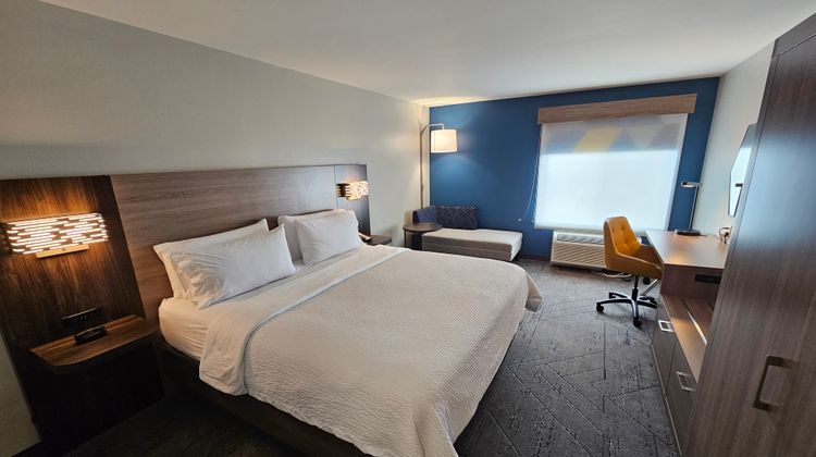 Holiday Inn Express & Suites Cincinnati Room