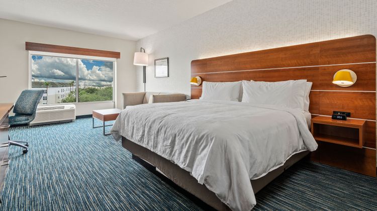 Holiday Inn Express & Suites LBV Area Suite