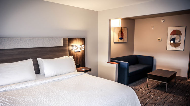 Holiday Inn Express Suite