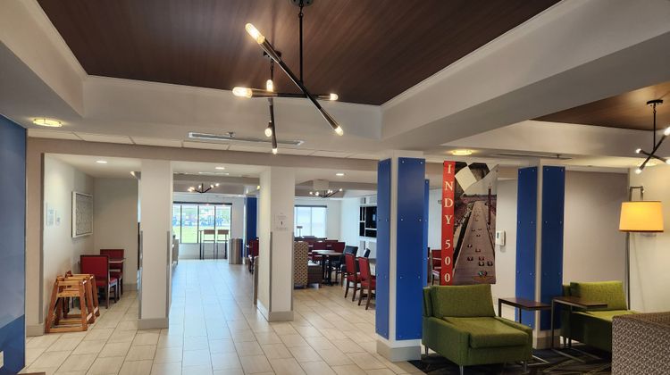 Holiday Inn Express Hotel & Suites Exterior