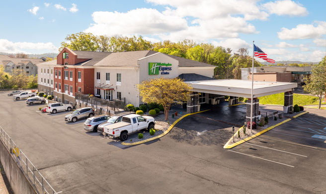 Holiday Inn Express Hotel & Suites Exterior