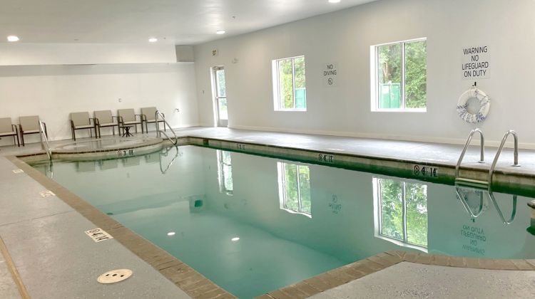 Holiday Inn Express & Suites Topeka N Pool