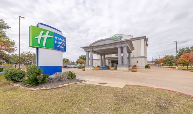 Holiday Inn Express Hotel & Suites Exterior