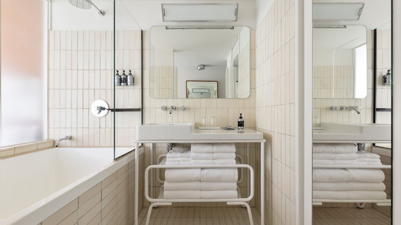<b>The Standard, High Line Room</b>. Images powered by <a href="https://www.leonardoworldwide.com/" title="Leonardo Worldwide" target="_blank">Leonardo</a>.
