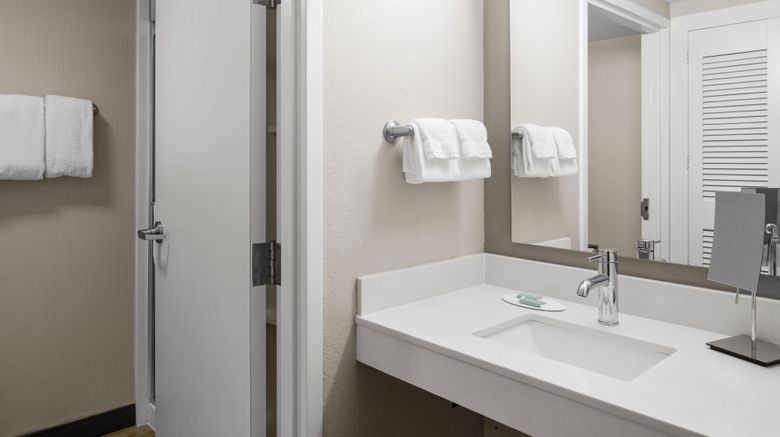 <b>Courtyard Newport News Yorktown Room</b>. Images powered by <a href="https://www.leonardoworldwide.com/" title="Leonardo Worldwide" target="_blank">Leonardo</a>.